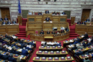 Βουλή: Τσίπρας: Ευνοείτε μπαχαλάκηδες με κουστούμια - Μητσοτάκης: Αναμασάτε την καραμέλα