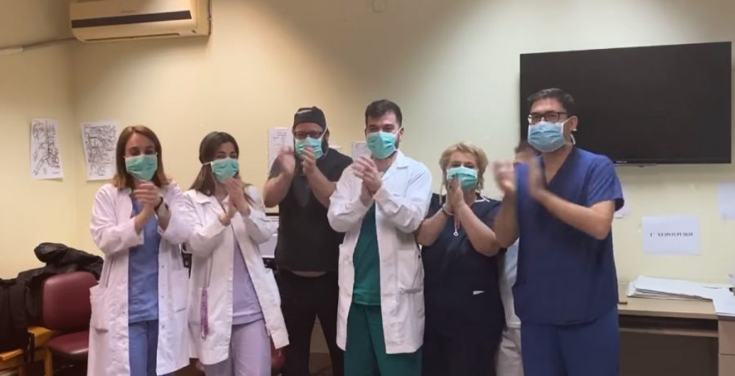 Κορονοϊός: Γιατροί και νοσηλευτές στο ΑΧΕΠΑ λένε «ευχαριστώ» και ανταποδίδουν το χειροκρότημα (vid)
