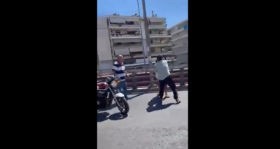Απίστευτες εικόνες: O Aχιλλέας Μπέος και η παρέα του χτυπούν και απειλούν μοτοσικλετιστή στη μέση του δρόμου (βίντεο)