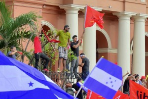 Μεγάλη διαδήλωση της αντιπολίτευσης κατά της επανεκλογής του προέδρου Ερνάντες στην Ονδούρα