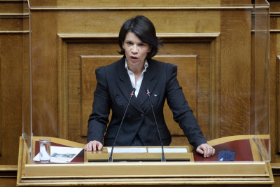 Χαμός στη Βουλή με βουλευτή του ΣΥΡΙΖΑ που είπε «επιδειξία» τον Μητσοτάκη - Τη δικαιώνει ο... Μπαμπινιώτης