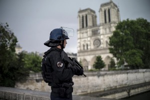 Παρίσι: Συνελήφθη ο οδηγός που έπεσε σε στρατιωτική περίπολο
