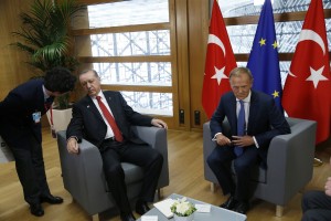 Τουσκ και Γιούνκερ καλωσόρισαν Ερντογάν στις Βρυξέλλες