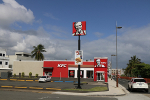 Η παγκόσμια κρίση «χτύπησε» τα KFC - Βγάζει από τις συνταγές της το μαρούλι και βάζει λάχανο