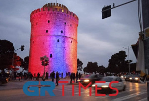 Στα χρώματα της Αρμενίας ο Λευκός Πύργος, εκδηλώσεις με κεριά και πανό για την Γενοκτονία των Αρμενίων (εικόνες, βίντεο)