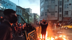 «Βράζει» το Ιράν: Δεκάδες νεκροί στις διαδηλώσεις για τον θάνατο της 22χρονης (Βίντεο)