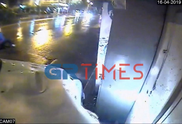 Θεσσαλονίκη: Περιπολικό «καρφώθηκε» σε περίπτερο την ώρα της καταδίωξης - Μπελάδες για τον ιδιοκτήτη (pics+vid)