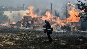 Ζάκυνθος: Μεγάλη φωτιά τώρα στο χωριό Αγαλάς