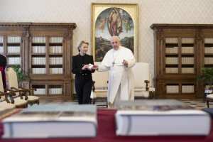 Την Ούρσουλα Φον ντερ Λαίεν υποδέχτηκε την Παρασκευή ο πάπας Φραγκίσκος