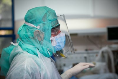 ΝΙΜΤΣ: Παραιτήθηκε ο ανεμβολίαστος διοικητής, παραμένουν 350 ανεμβολίαστοι υγειονομικοί σε στρατιωτικά νοσοκομεία