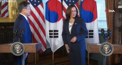 Καμάλα Χάρις: Viral το βίντεο που «σκουπίζεται» μετά τη χειραψία με τον πρόεδρο της Νότιας Κορέας (βίντεο)