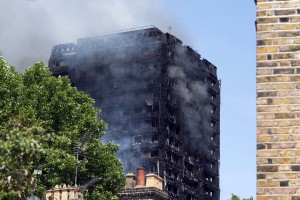 Οι ένοικοι του φλεγόμενου κτιρίου στο Λονδίνο πέταγαν τα μωρά τους από τα παράθυρα
