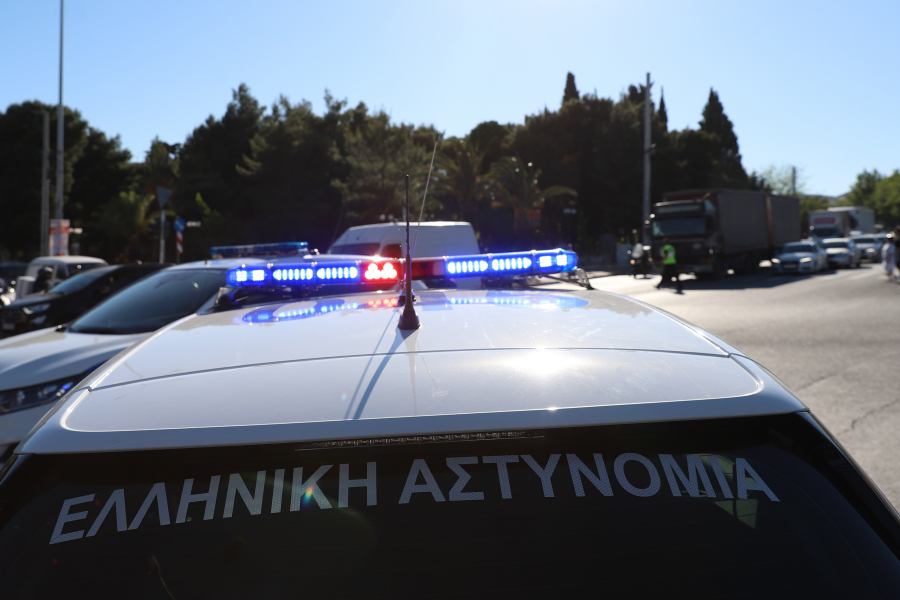 Σοβαρό τροχαίο στο κέντρο της Αθήνας, παραμορφώθηκε αυτοκίνητο από τη σύγκρουση