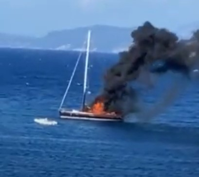 Πυρκαγιά στο Φισκάρδο Κεφαλονιάς: Απομακρύνθηκαν οι έξι επιβαίνοντες ιστιοφόρου (βίντεο)