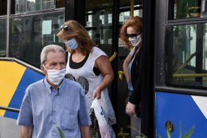 «Ελευθερία» για τους επιβάτες των ΜΜΜ, ποιοι εξαιρούνται από τη χρήση μάσκας