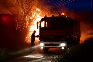 Ολονύχτια μάχη με τις φλόγες στην Κρήτη