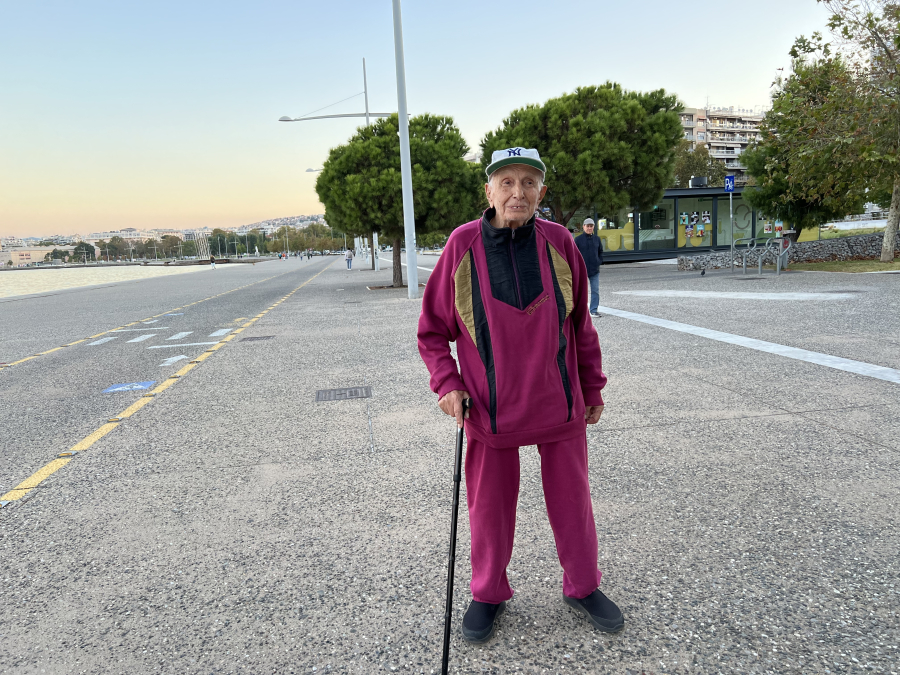 Συμβουλές μακροζωίας από τον γηραιότερο περιπατητή της Θεσσαλονίκης: Είναι σχεδόν 100 ετών και περπατάει καθημερινά 4χλμ