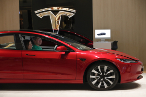 Tesla: Ανησυχία των αμερικανικών αρχών για το Autopilot, έρευνα για την ανάκληση 2 εκατ. οχημάτων