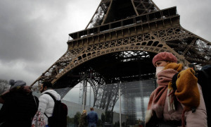 Κορονοϊός Γαλλία: 135 νεκροί σε 24 ώρες, «αγγίζουν» τους 25.000 συνολικά