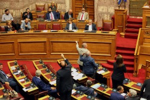 Βουλή: Άγριος καυγάς Μπακογιάννη - Κοτζιά για Στάζι και τα...πτυχία τους - Απειλές για μηνύσεις