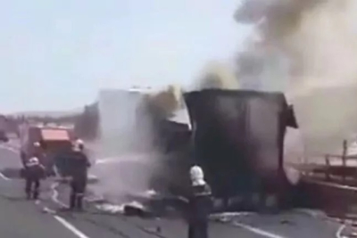 Τρόμος στην Πατρών - Κορίνθου, πήρε φωτιά φορτηγό μετά από τροχαίο