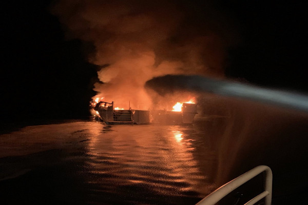 Καλιφόρνια: Προσπάθεια από δύτες να βρεθούν τα υπόλοιπα πτώματα από την πυρκαγιά στο πλοίο - Έρευνα από τις αρχές