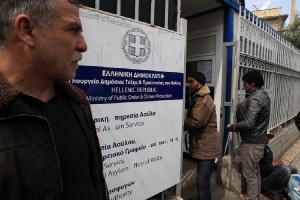 Τρεις μήνες απλήρωτοι οι συμβασιούχοι στην Υπηρεσία Ασύλου – Ξεκίνησαν επίσχεση εργασίας