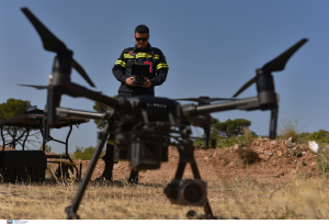 Λίγο πριν πετάξουν «drone» άνδρες της πυροσβεστικής «έσωσαν» ηλικιωμένο που είχε χάσει τον προσανατολισμό του