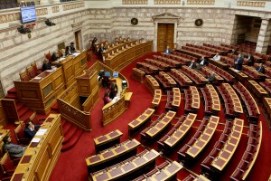 «Υψηλοί τόνοι» στην Βουλή ενόψει της ψήφισης του πολυνομοσχεδίου
