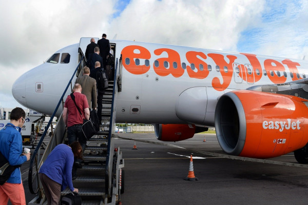 Η EasyJet απαγορεύει πλέον τα φιστίκια στις πτήσεις της