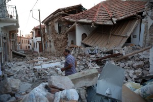 Νύχτα αγωνίας μετά τα 6,1 Ρίχτερ - Η Λέσβος μετρά τις πληγές της μετά τον σεισμό