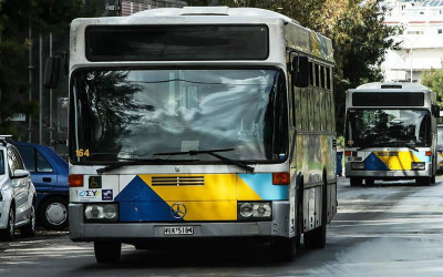 Θεσσαλονίκη: Σοκαριστικό βίντεο με νεαρό επιβάτη να γρονθοκοπεί ηλικιωμένο σε λεωφορείο (βίντεο)