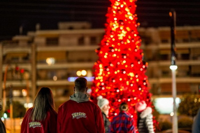 Χριστουγεννιάτικα κλικ κάτω από το κατακόκκινο δέντρο του ΣΚΡΑΤΣ