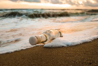 Απίστευτη ιστορία: Ένα μήνυμα σε μπουκάλι ταξίδεψε στον Ατλαντικό για τρία χρόνια για να ενώσει δύο έφηβους