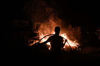 Ηλιόπουλος: «Να απαντήσει η κυβέρνηση πόσα είναι τα εναέρια μέσα που επιχειρούν στις φωτιές»