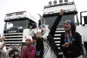 Πρόσφυγες έκλεισαν την Εθνική Οδό Αθηνών-Λαμίας στις Θερμοπύλες