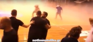 Βίντεο-σοκ από τα επεισόδια στον αγώνα μπάσκετ στο Μαρκόπουλο- Άγριο ξύλο και βανδαλισμοί