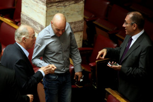 Guardian: Ήρθε η ώρα η ελληνική Βουλή να συμμορφωθεί με τον αντικαπνιστικό νόμο
