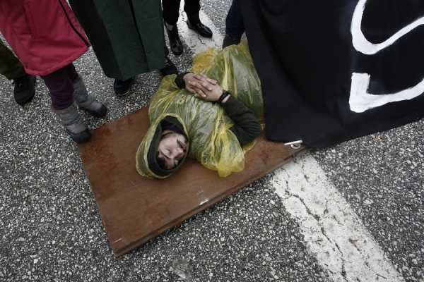 Οι πρόσφυγες άνοιξαν την ΠΑΘΕ Θεσσαλονίκης-Ευζώνων 