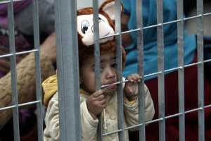 «Πιστή» στις δεσμεύσεις της για το προσφυγικό δηλώνει η κυβέρνηση