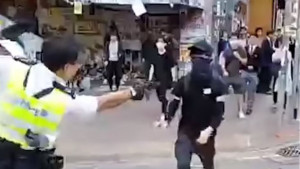 Κίνα: Σοκαριστικό βίντεο δείχνει αστυνομικό να πυροβολεί εξ επαφής διαδηλωτή!