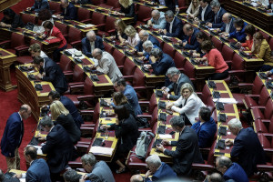 Τέσσερις βουλευτές του ΣΥΡΙΖΑ καταψήφισαν τις συμβάσεις για τους υδρογονάνθρακες που...οι ίδιοι είχαν φέρει