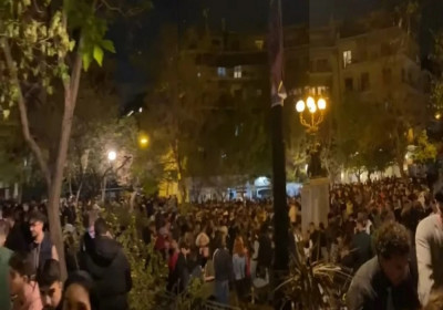 Μεγάλο κορονοπάρτι στην Κυψέλη - Dj, ποτά και εκατοντάδες νεαροί συγκεντρωμένοι σε πλατεία (βίντεο)