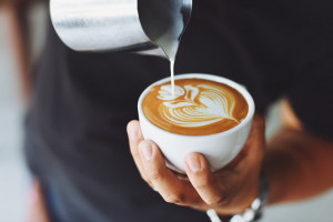 Καφές με λιγότερο... φόρο: Τα σενάρια μείωσης που εξετάζει η κυβέρνηση