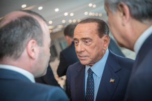 Αντίστροφη μέτρηση για την απόσυρση του Σίλβιο Μπερλουσκόνι από την κούρσα της προεδρίας στην Ιταλία