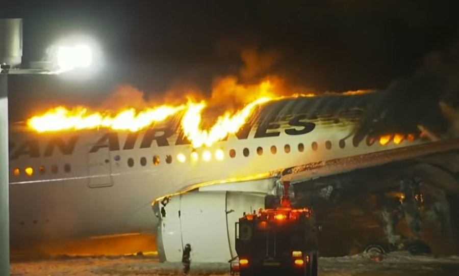 Στις φλόγες αεροπλάνο της Japan Airlines - Απομακρύνθηκαν και τα 379 άτομα που επέβαιναν