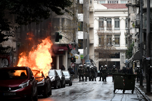 Μαχαίρωσαν άνδρα στο κέντρο της Αθήνας - Επιτέθηκαν σε ρεπόρτερ και δημοσιογράφους