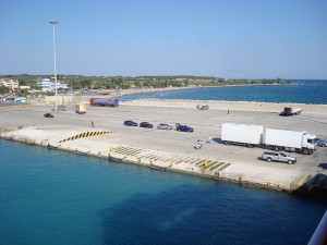 Ξεκινάει πιλοτικά από το λιμάνι της Κυλλήνης, η πρώτη υποδομή ηλεκτροδότησης πλοίων στην ανατολική Μεσόγειο