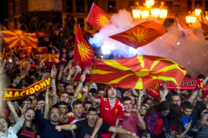 Σκόπια: Υποδέχτηκαν την ομάδα τους με συνθήματα: «Ποτέ Βόρεια – Μόνο Μακεδονία» (vid)