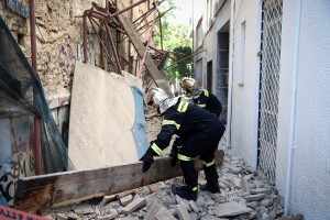 Τελεταί Μπούκουρας: Χιουμοριστικές οδηγίες επιβίωσης σε σεισμό (pic)
